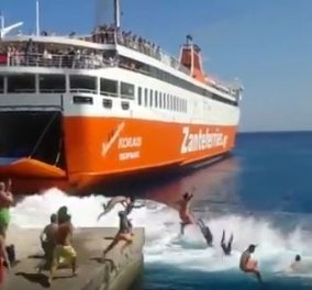 Σίκινος: H Μεγάλη Ανατριχίλα - Δείτε το βίντεο από τον αποχαιρετισμό - υπόκλιση του πλοίου Αδαμάντιος Κοραής στο λιμάνι - Έχει συγκινήσει όλο το Αιγαίο  - Κυρίως Φωτογραφία - Gallery - Video