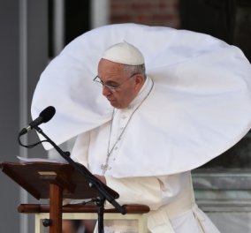 Αυτή είναι η φωτογραφία του Πάπα με την οποία ασχολείται σήμερα το internet - Δείτε την! 