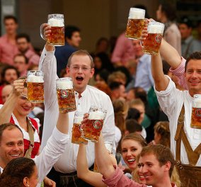 Στην υγειά μας πίνουν οι Γερμανοί: 32 φωτογραφίες από το διάσημο Oktoberfest - μπίρα μέχρι τελικής πτώσεως 