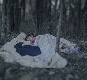 Συγκλονιστικό φωτορεπορτάζ: Ορφανά προσφυγόπουλα κοιμούνται ολομόναχα στα δάση της Ευρώπης