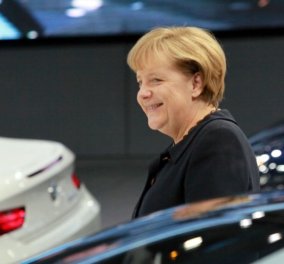 Βίντεο: Στη Φραγκφούρτη έκαναν δώρο στη Μέρκελ ένα... αυτοκίνητο!   - Κυρίως Φωτογραφία - Gallery - Video