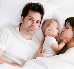 Μήπως τα παιδιά σας έχουν κάνει κατάληψη στο κρεβάτι σας; 10 συμβουλές για να κοιμούνται στο δωμάτιο τους