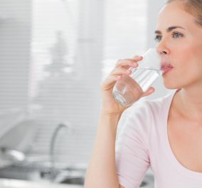 Aυτά είναι τα συμπτώματα που δείχνουν ότι δεν πίνεις αρκετό νερό