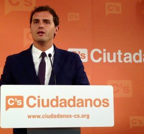 Ολόγυμνος και κούκλος ο Αλμπερτ Ριβέρα το νέο πολιτικό αστέρι της Ισπανίας! Τρέμουν οι Podemos