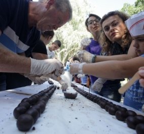 Good news: Νέο ρεκόρ Γκίνες με 4.648 cake pops & 1000 εθελοντές που έφτιαξαν οι Ηρακλειώτες στην Κρήτη‏ - Κυρίως Φωτογραφία - Gallery - Video