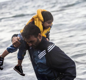Άρης Μεσσήνης the great photographer: Άφησε την κάμερα & έτρεξε να βοηθήσει τους πρόσφυγες 