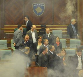 H αντιπολίτευση ξανά έριξε δακρυγόνο εντός της Βουλής στο Κόσοβο (video) υπάρχει & αποπνικτική ατμόσφαιρα  