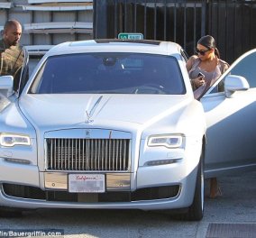 Η Kim Kardashian σε μεγάλες στιγμές... κυριολεκτικά: Με λυγισμένο τακούνι από το βάρος & κοιλιά XXL στους δρόμους του LA