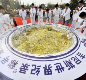 Χαρά στο κουράγιο τους: 300 Κινέζοι μαγείρεψαν τηγανιτό ρύζι βάρους 4 τόνων & κατέκτησαν ρεκόρ Γκίνες  - Κυρίως Φωτογραφία - Gallery - Video