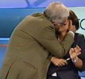 Βίντεο: Η  στιγμή που ένας ζωηρός καλεσμένος φιλάει με πάθος την δημοσιογράφο on air: "πέθανα από την ντροπή μου" 