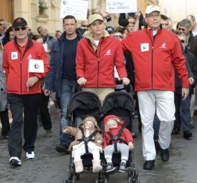 Δείτε φώτο: Η Πριγκηπική οικογένεια του Μονακό & τα μωρά τους στο καρότσι μετέχουν στην διαδήλωση για το κλίμα  