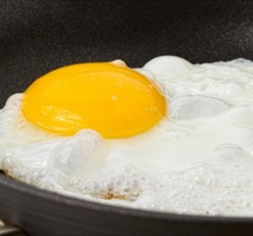 Αυγό - Μπαμπούσκα άφησε άναυδη γυναίκα: Τι αντίκρισε όταν έσπασε το αυγό στο τηγάνι; - Κυρίως Φωτογραφία - Gallery - Video