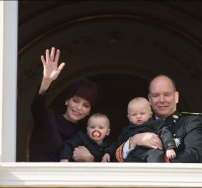 Σε λίγο γίνονται 1 έτους τα πριγκιπόπουλα του Μονακό - Στο μπαλκόνι του παλατιού με την Σαρλήν & τον Αλβέρτο  - Κυρίως Φωτογραφία - Gallery - Video