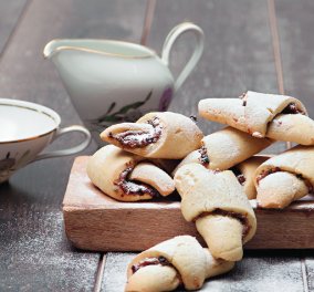 Ο Στέλιος Παρλιάρος προτείνει: Εύκολα μπισκότα-κρουασάν τέλεια με τον καφέ σας 