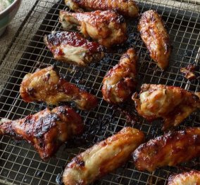Πεντανόστιμες φτερούγες κοτόπουλο με σάλτσα BBQ από τον Άκη Πετρετζίκη - Κυρίως Φωτογραφία - Gallery - Video