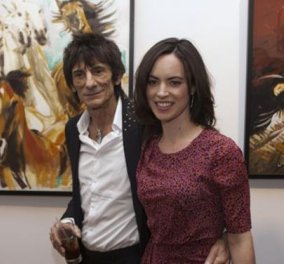 Δίδυμα περιμείνει στα 68 του ο αειθαλής Ρόνι Γουντ των Rolling Stones: Η πανέμορφη & μικρούλα σύζυγος του πασίχαρη  - Κυρίως Φωτογραφία - Gallery - Video
