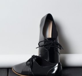 18 ζευγάρια φλάτ παπούτσια που θα αναδείξουν το στιλ σας για casual ή βραδινά looks