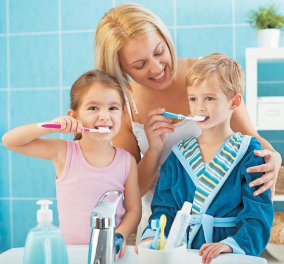 Πώς πρέπει να πλένουμε τα δόντια μας; Κάθετα ή οριζόντια; Η σωστή απάντηση θα σας εκπλήξει!
