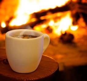 Αχνιστό καφεδάκι πλάι στο τζάκι στην Αθήνα;  Ιδού που θα τον απολαύσετε τις κρύες μέρες του χειμώνα