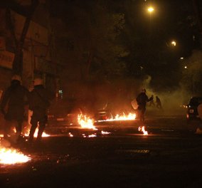 Ένταση στα Εξάρχεια τα ξημερώματα του Σαββάτου: Πετροπόλεμος, φωτιές, φωτοβολίδες και χημικά μεταξύ Αστυνομίας και αντιεξουσιαστών
