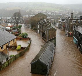 Και το νησί της Βρετανίας έγινε ποτάμι από τις πλημύρες: Ολόκληρες πόλεις πνίγηκαν στα νερά - Δείτε συγκλονιστικές φωτό & βίντεο