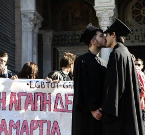Τα αγόρια ντύθηκαν παπάδες και φιλήθηκαν στο στόμα μπροστά στη Μητρόπολη - Η διαμαρτυρία της Αγάπης!