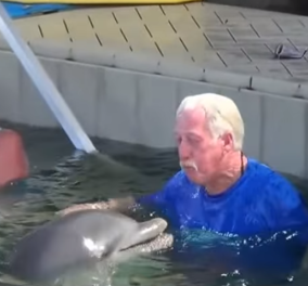 Βίντεο: Το πανέξυπνο δελφίνι παίζει & μπουγελώνει ανέμελα  έναν άνδρα