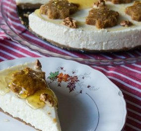 Άκρως πρωτότυπο και πεντανόστιμο cheesecake από τον Άκη Πετρετζίκη - Με βάση από μελομακάρονα!