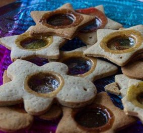 Ο Άκης Πετρετζίκης δημιουργεί πεντανόστιμα και απλά Χριστουγεννιάτικα μπισκότα