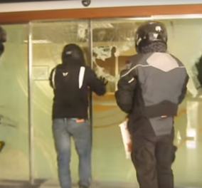 Σοκαριστικό βίντεο από την επίθεση των αντιεξουσιαστών του Ρουβίκωνα στα γραφεία του Τειρέσια - Κυρίως Φωτογραφία - Gallery - Video