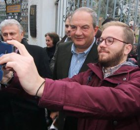 Selfie με του ψηφοφόρους έβγαλε ο Κ. Καραμανλής έξω από το εκλογικό τμήμα
