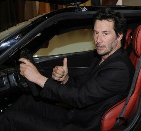 Βίντεο: O Keanu Reeves λατρεύει την ταχύτητα & κάνει test drive στα νέα μοντέλα της Ferrari on camera