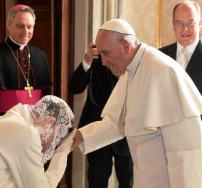 Η Πριγκίπισσα Σαρλίν του Μονακό είδε τον Πάπα ντυμένη στα λευκά - Εκθαμβωτική εμφάνιση 