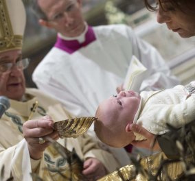 33 νεογέννητα βάφτισε ο Πάπας Φραγκίσκος στην Καπέλα Σιξτίνα -Υπέροχες εικόνες με μωρά 