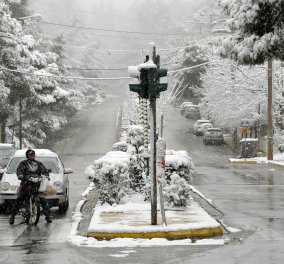Χιόνια στην Αττική με αλυσίδες στην Πάρνηθα - Διακόπηκε η κυκλοφορία στη Πεντέλης - Νέας Μάκρης