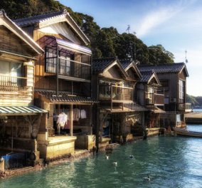 Ένα εντυπωσιακό χωριό στην καρδιά της Ιαπωνίας - 230 πανέμορφα ξύλινα σπιτάκια χτισμένα στο νερό