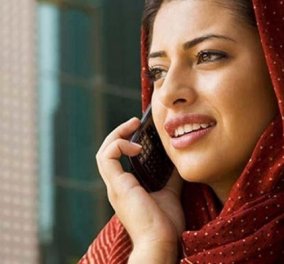 Πώς είπατε; Απαγορεύεται το κινητό στις ανύπαντρες γυναίκες της Ινδίας - Σε λίγο και στ' αγόρια