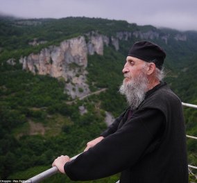  Ο Μοναχός Μάξιμος ζει εδώ και 20 χρόνια μόνος σε ένα βράχο- Κατεβαίνει με ανεμόσκαλα  