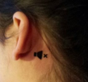 Top Woman η κωφή κοπέλα που έκανε τατουάζ με μεγάφωνο στο αυτί της - Ομιλείτε πιο δυνατά παρακαλωωωωω - Κυρίως Φωτογραφία - Gallery - Video