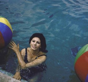 Vintage beauty pics: Όταν το 1964 η Σοφία Λόρεν έβγαινε από την πισίνα της βίλας της & φιλούσε τον Κάρλο Πόντι