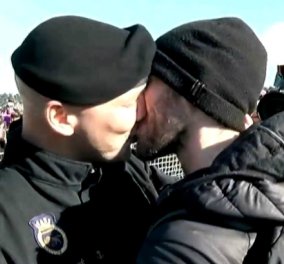 ''Ιστορικό'' το πρώτο γκέι φιλί με πολυπληθές κοινό για το Πολεμικό Ναυτικό του Καναδά - Κυρίως Φωτογραφία - Gallery - Video
