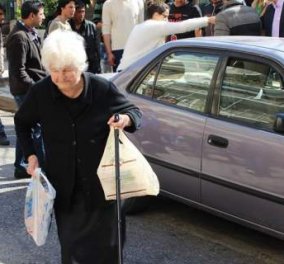 Top Woman η γιαγιά  92 ετών: Πήγε με σακούλες τρόφιμα στους πρόσφυγες της Πλ. Βικτωριας  - Κυρίως Φωτογραφία - Gallery - Video