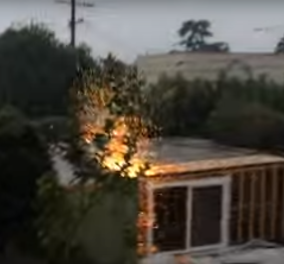 Βίντεο: Δείτε το σπίτι που ανατινάζεται στον αέρα από βραχυκύκλωμα καλωδίου λόγω καταιγίδας - Κυρίως Φωτογραφία - Gallery - Video