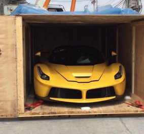 Καρέ - καρέ η παραλαβή μιας Ferrari με κόστος 5,1 εκ ευρώ - Από την κούτα του πακέτου ως τον δρόμο