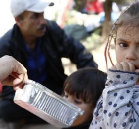 Good News: Η ΑΒ Βασιλόπουλος ανακοίνωσε τη διανομή χιλιάδων μερίδων φαγητού στους εγκλωβισμένους πρόσφυγες στον Πειραιά - Κυρίως Φωτογραφία - Gallery - Video