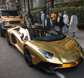 Ένας στόλος χρυσών αυτοκινήτων θάμπωσε το Λονδίνο - Φώτο από το golden road show  