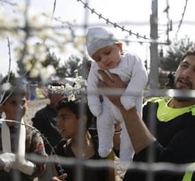 Εικόνες χάους και ντροπής με εγκλωβισμένους πρόσφυγες στην Ειδομένη - Μωρά και ανήμποροι σε φωτό που σκίζουν την καρδιά  - Κυρίως Φωτογραφία - Gallery - Video