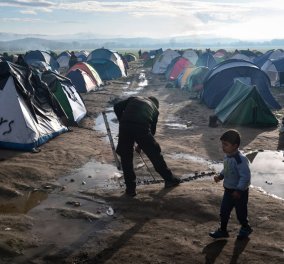Ατελείωτο το δράμα στην Ειδομένη -  13.000 πρόσφυγες μέσα στα λασπόνερα – 1.000 ακόμα στον Πειραιά - Κυρίως Φωτογραφία - Gallery - Video