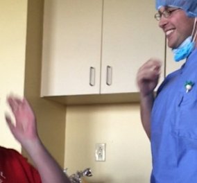 Συγκίνησηηηη: Στρατιώτης ντυμένος γιατρός αιφνιδιάζει την μαμά του την ώρα της χημειοθεραπείας  - Κυρίως Φωτογραφία - Gallery - Video