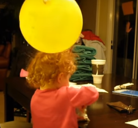 Ξεκαρδιστικό βίντεο: Τα μαλλάκια μιας μικρούλας μαγνητίζονται από το μπαλόνι 